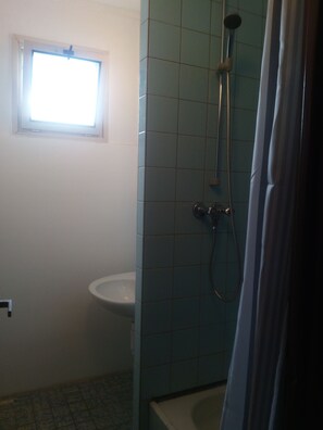 Suite familiar | Baño | Amenidades de baño gratuitas y toallas