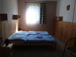 Suite familiar, 2 habitaciones | Cortinas blackout, camas extra, wifi gratis y ropa de cama