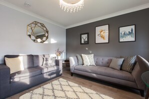 Departamento Premium, 2 habitaciones, planta baja | Área de sala de estar | Televisión de pantalla plana, libros, películas de estreno y estéreo