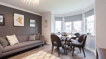 Premium Apartment, 2 Bedrooms, Ground Floor | In-room dining