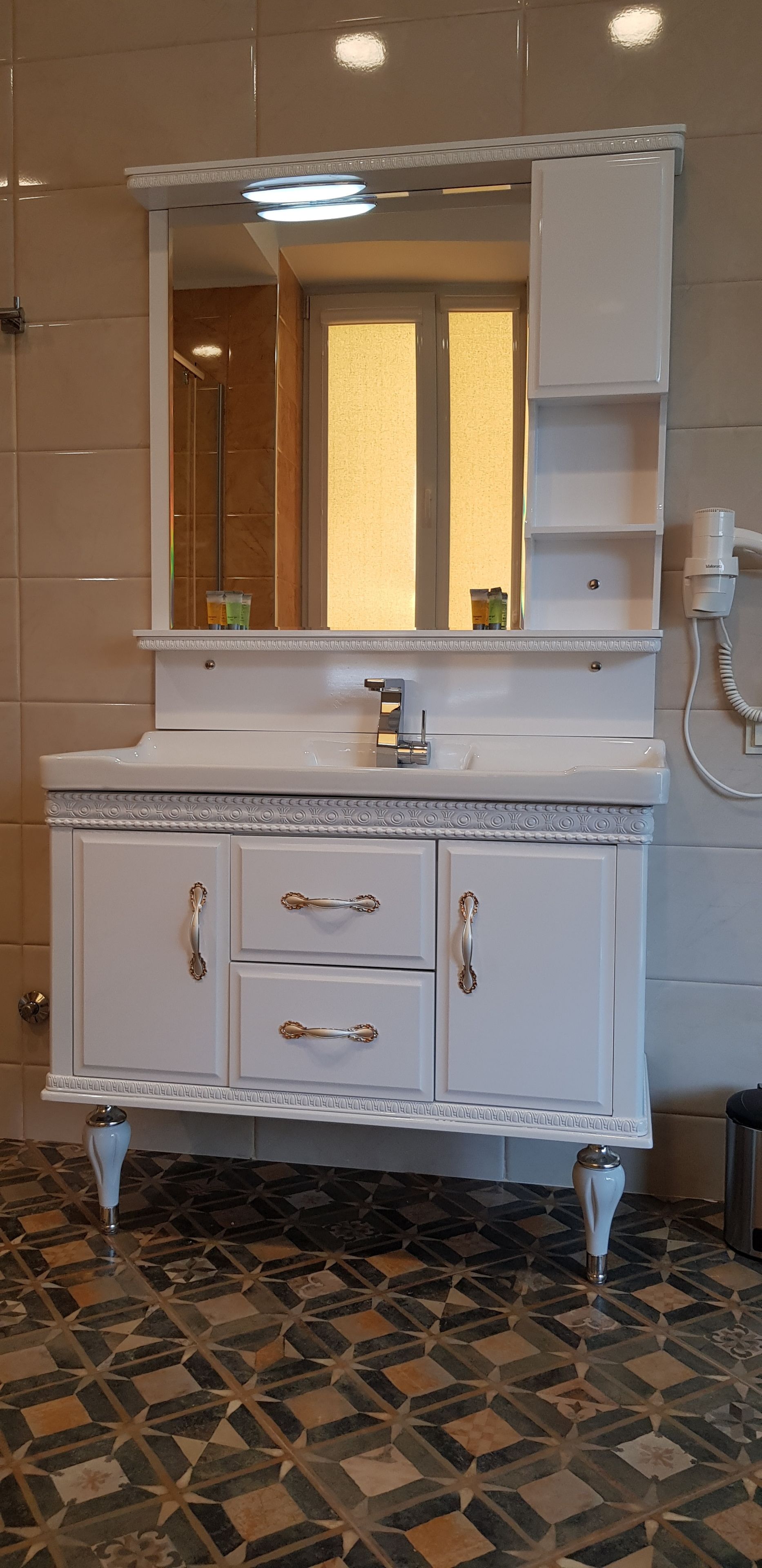 luxury suite, 1 queen bed | bathroom sink