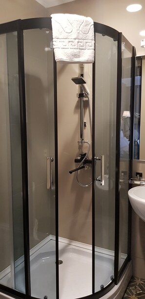 Deep soaking tub, free toiletries, hair dryer, bathrobes - Redline Hotel (Tbilisi)