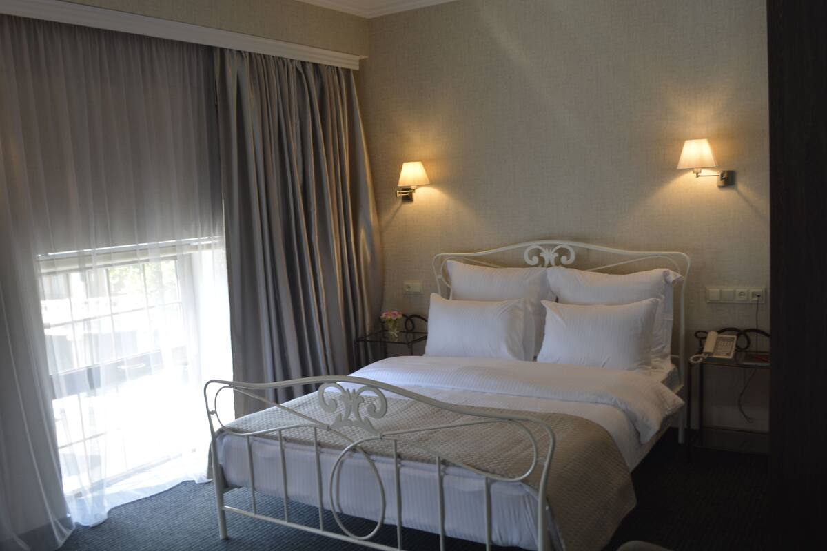 Comfort Room, 1 Queen Bed | Premium bedding, minibar, in-room safe, blackout drapes