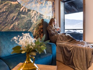 Deluxe Suite, Mountainside | Living area | Flat-screen TV - Hotel Jakobwirt (Westendorf)