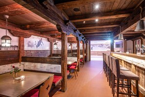 Bar (trong khuôn viên)