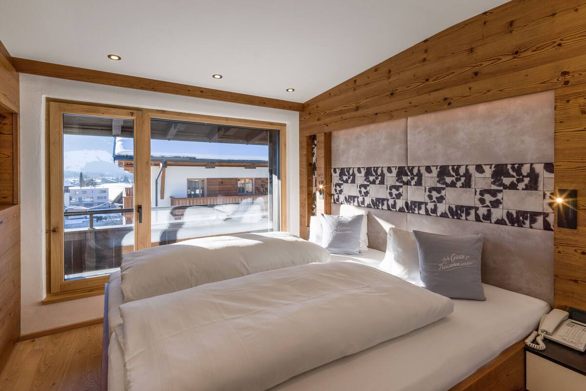 Suite – deluxe, ved fjell | Allergitestet sengetøy, safe på rommet, skrivebord og blendingsgardiner