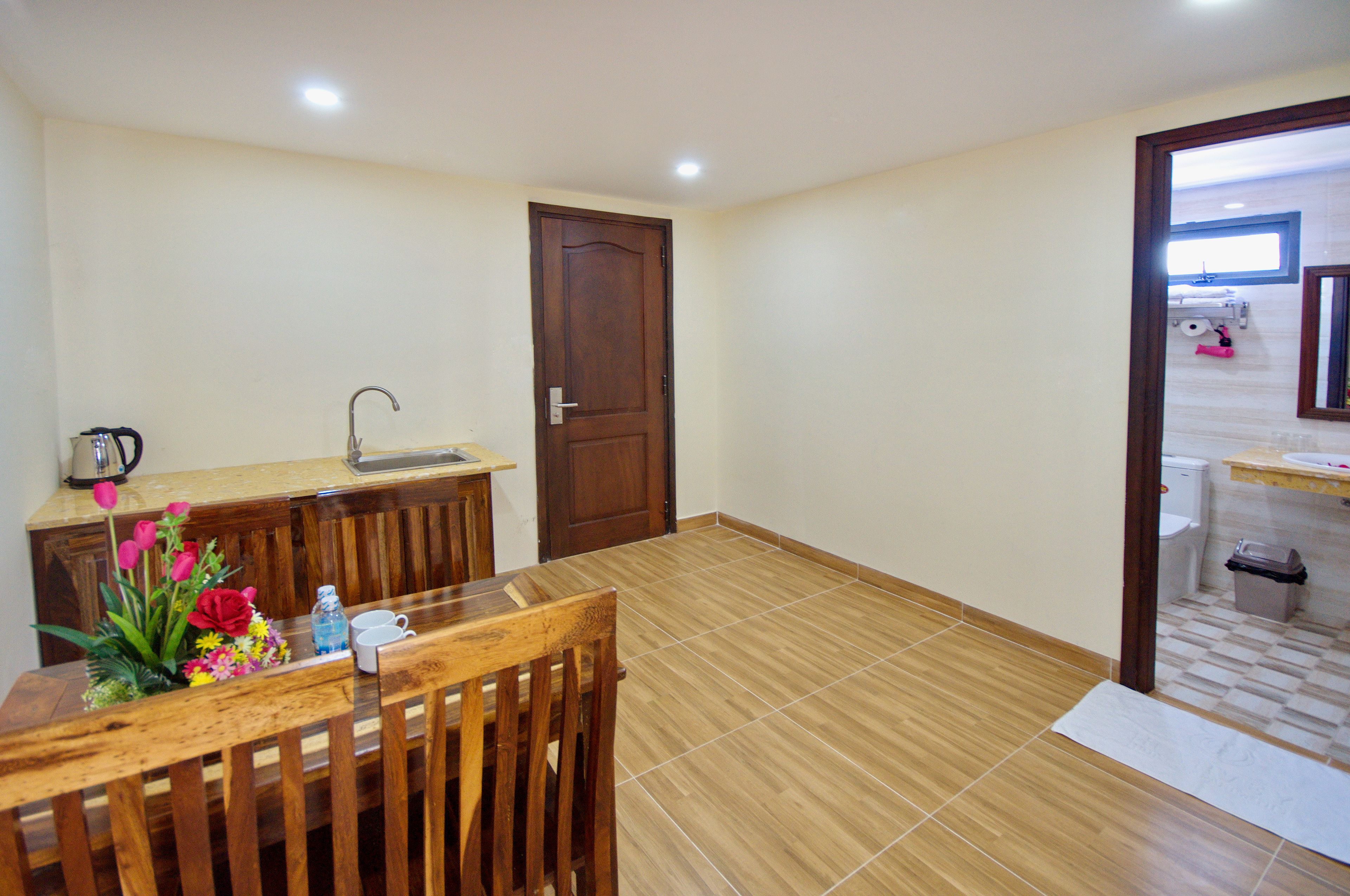 family room, balcony | in-room dining