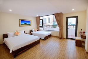 Quarto triplo luxo | Frigobar, cofres nos quartos, escrivaninha, quartos à prova de som