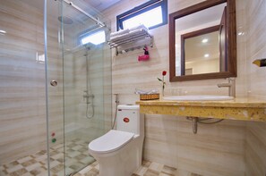 Shower, rainfall showerhead, free toiletries, hair dryer - Harvey Hotel & Apartments (Nha Trang)