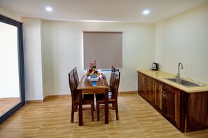 Phòng dành cho gia đình, ban công | Khu vực ăn uống tại phòng