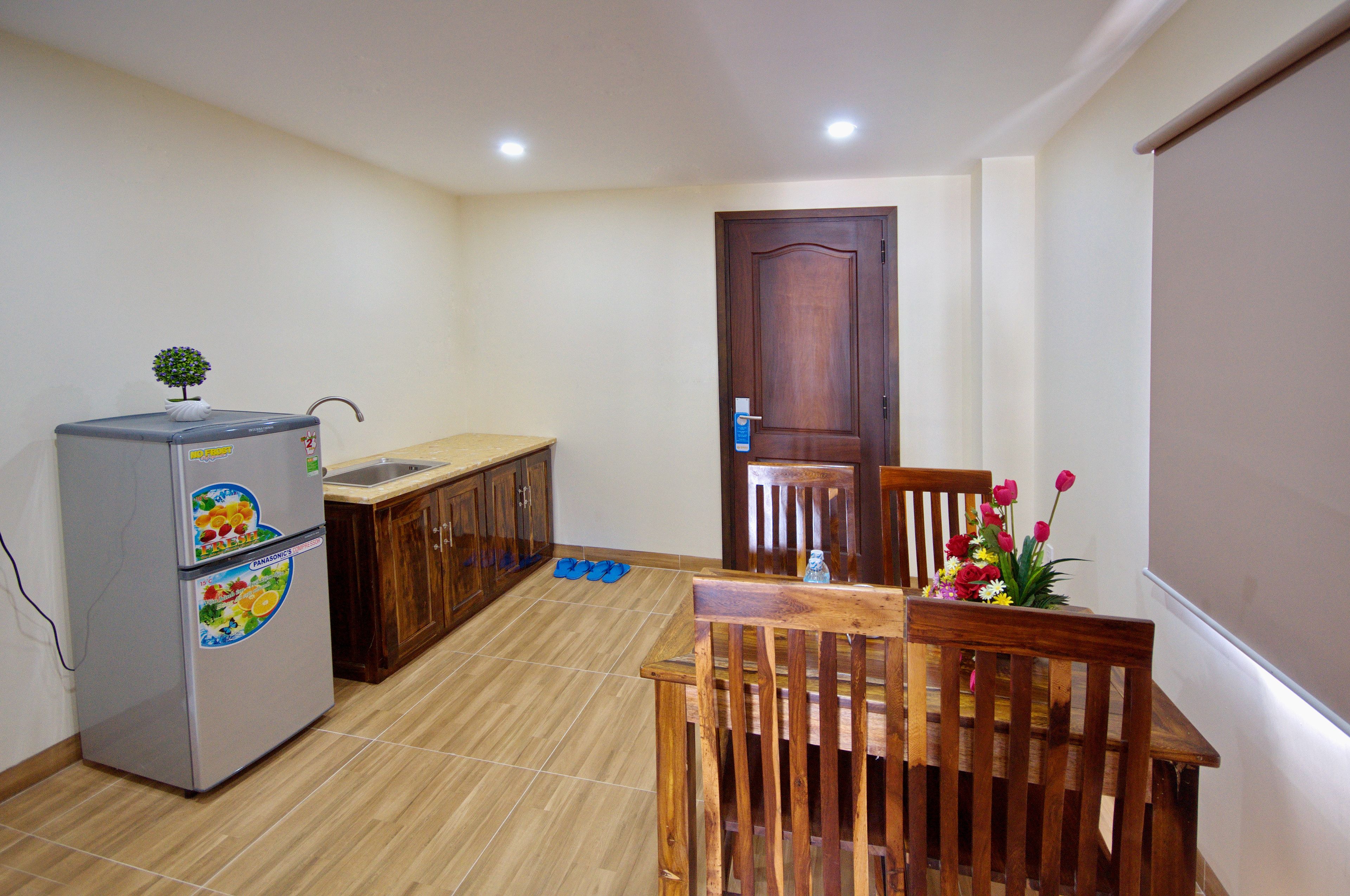 superior double room, city view | in-room dining