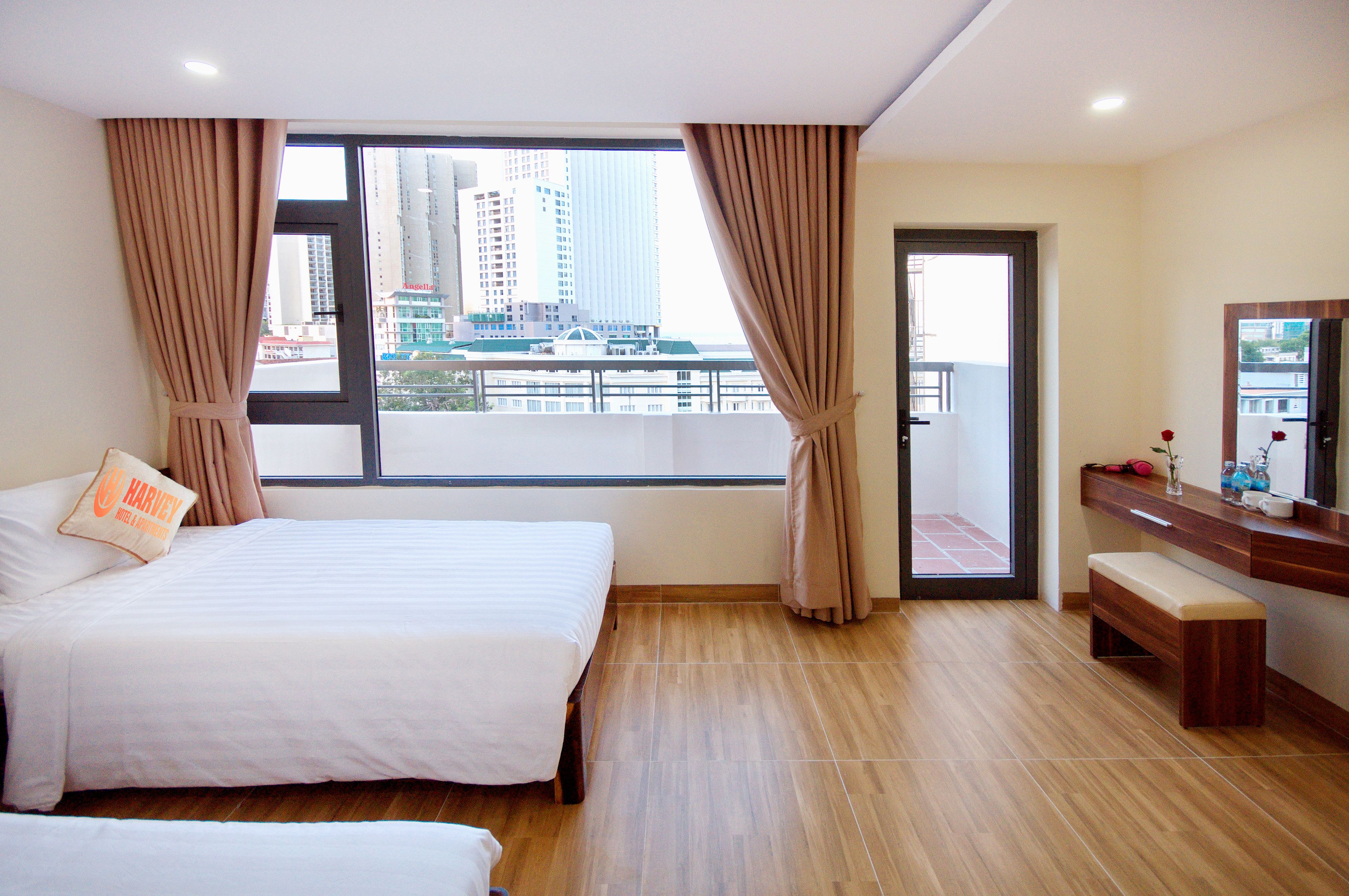 deluxe double room, city view | minibar, in-room safe, desk, soundproofing