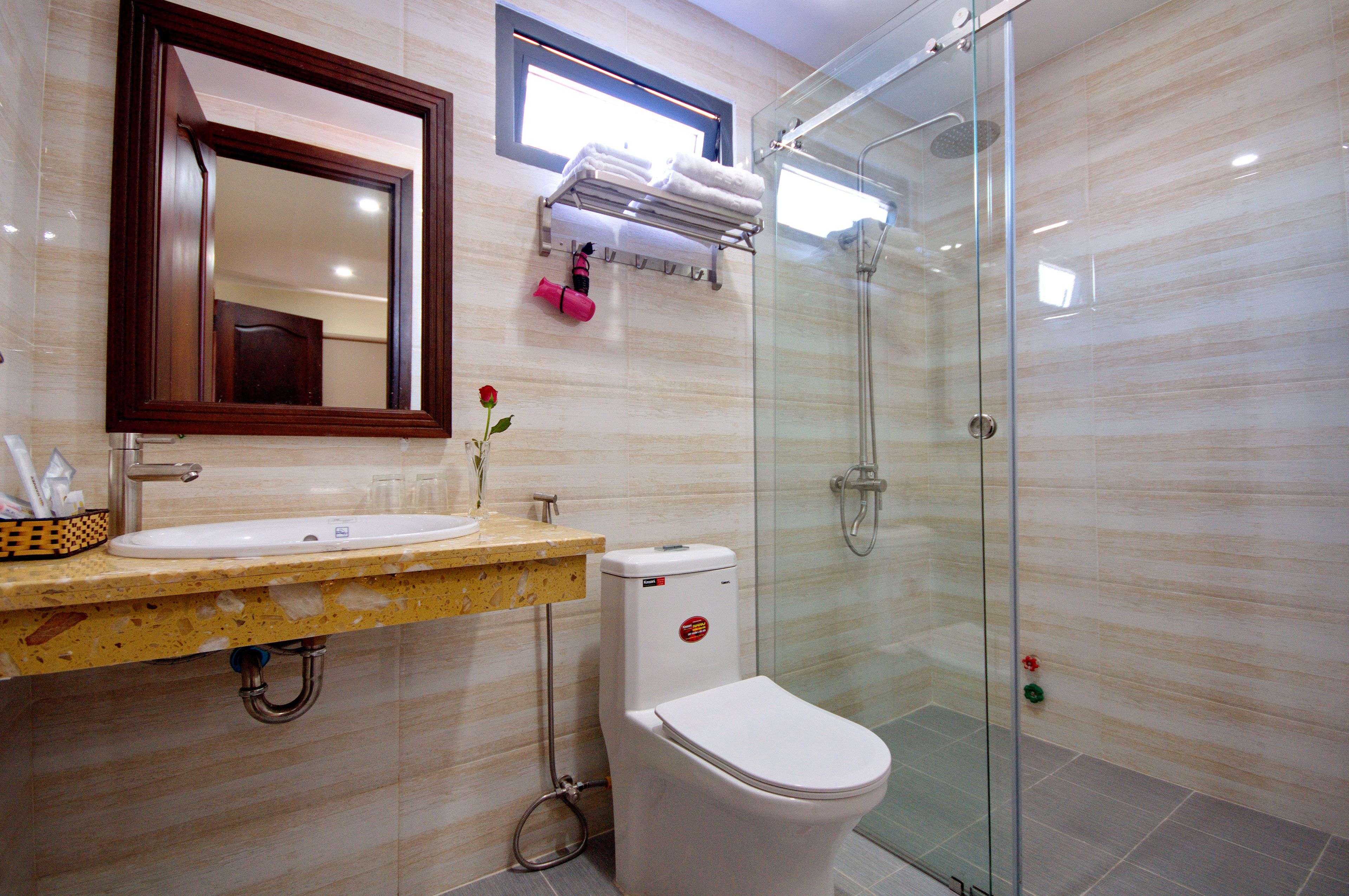 superior double room, city view | bathroom | shower, rainfall showerhead, free toiletries, hair dryer