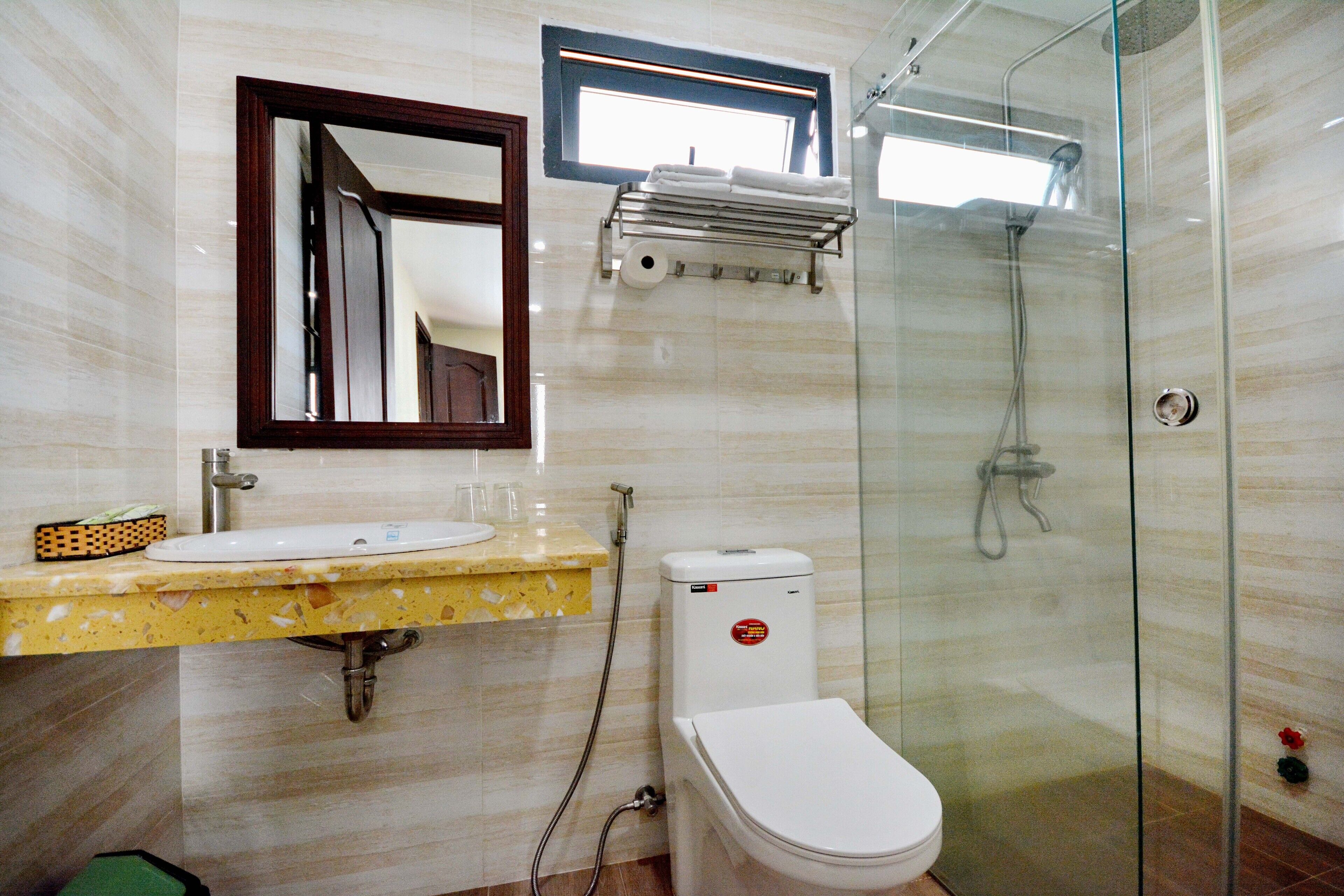 deluxe double room | bathroom | shower, rainfall showerhead, free toiletries, hair dryer