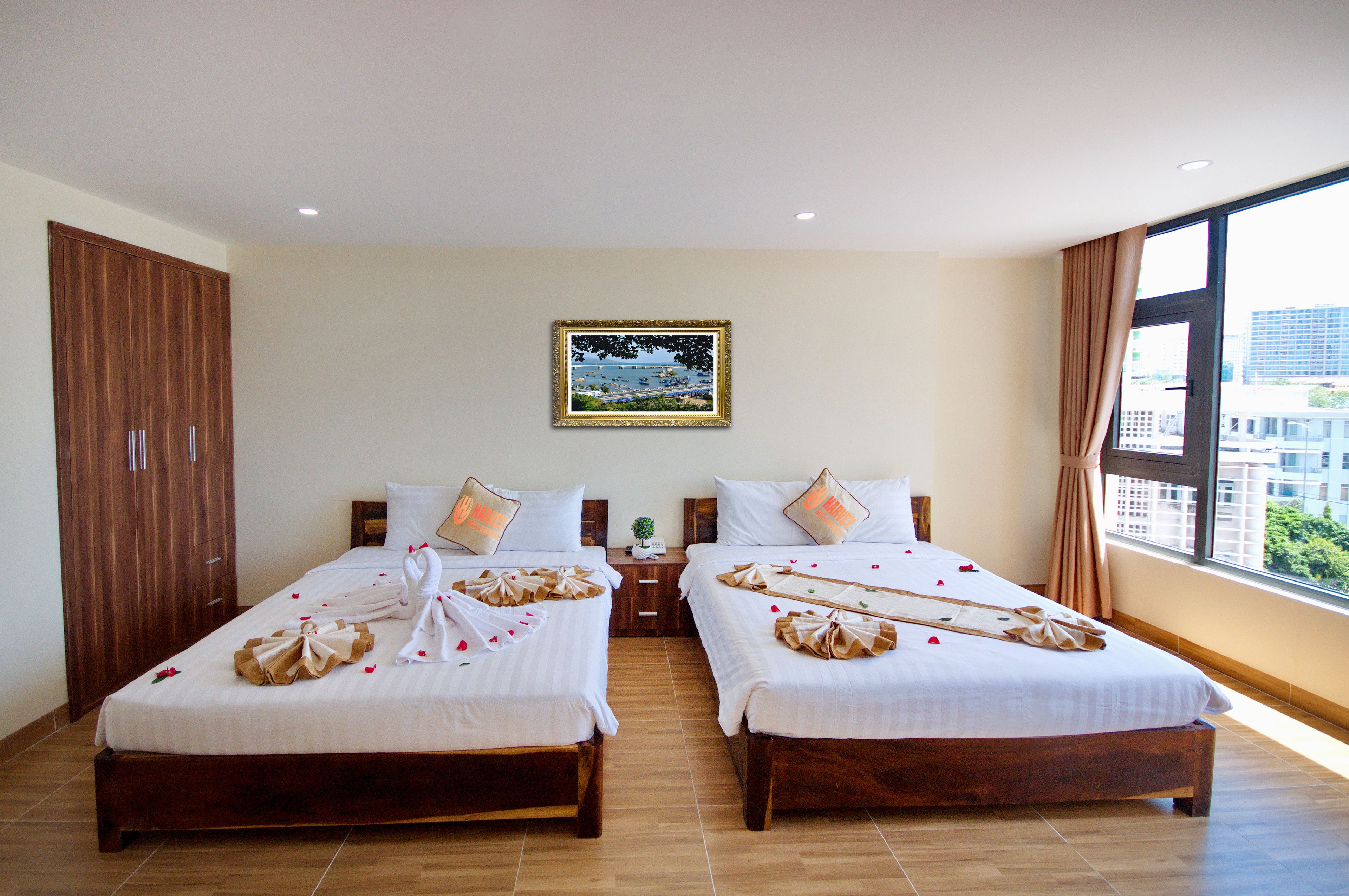 family room, balcony | minibar, in-room safe, desk, soundproofing