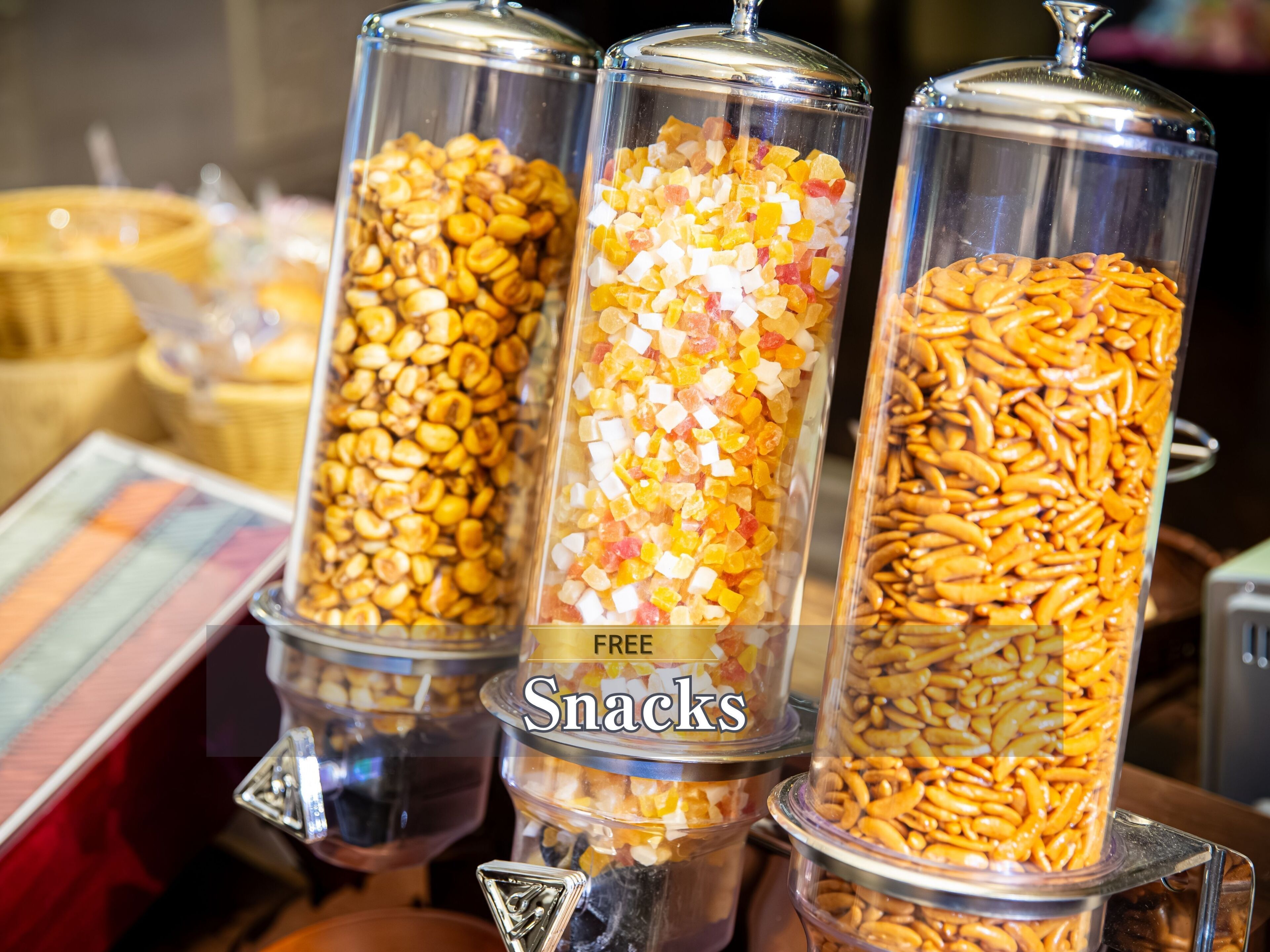 Três máquinas de venda automática com diferentes tipos de lanches.