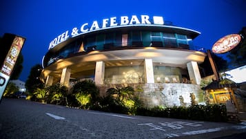 Façade de l’hébergement - soirée/nuit