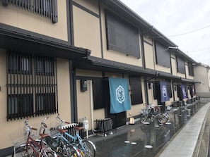 A building with multiple windows and a tiled entrance. - Guest House One More Heart at NARA DEN - Hostel (Nara)