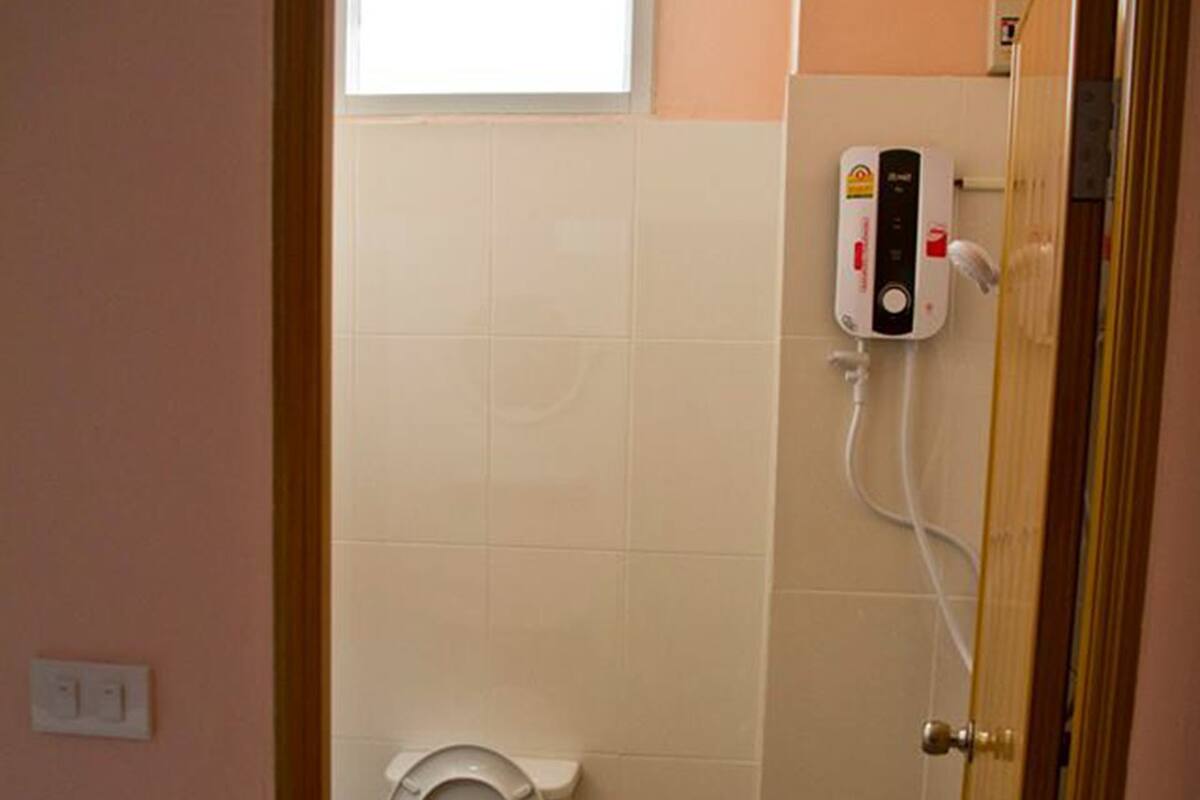Shower, free toiletries
