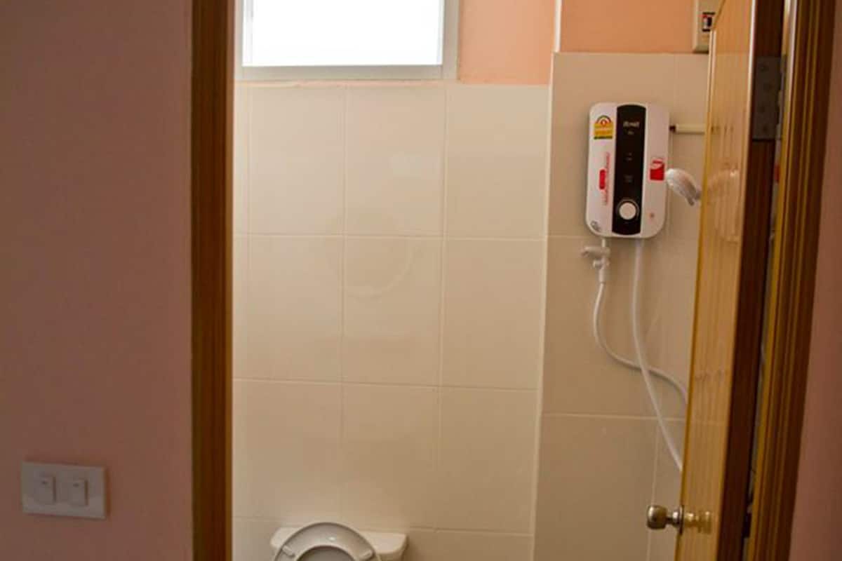 Shower, free toiletries