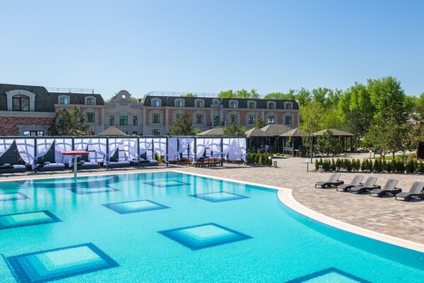 Seasonal outdoor pool, free pool cabanas, pool umbrellas