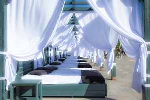 Außenpool (je nach Saison geöffnet), Cabañas (kostenlos), Sonnenschirme