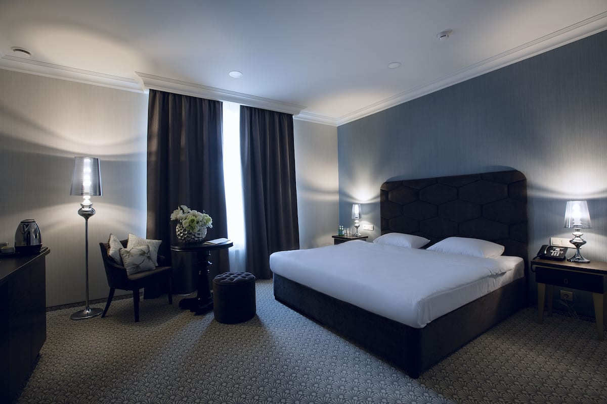 Business Double Room, 1 King Bed | 1 bedroom, premium bedding, minibar, in-room safe