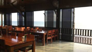 Ontbijt, serveert lunch, diner, Thaise gerechten, stranduitzicht