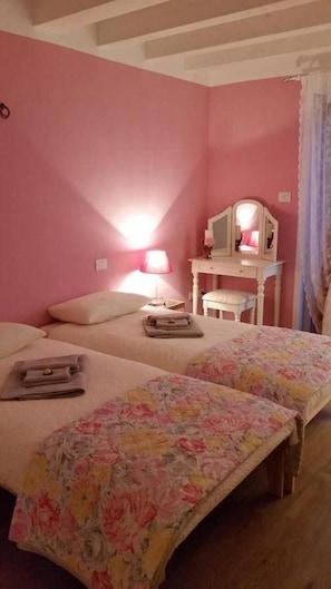 Suite familiar | Escritorio, wifi gratis y ropa de cama 