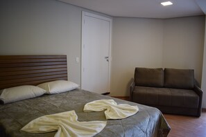 Studio (02) | Desk, blackout curtains, iron/ironing board, cots/infant beds - Studio Centro (Gramado)