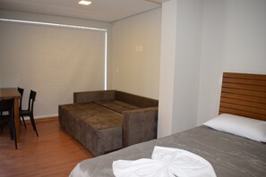 Studio (01) | Desk, blackout curtains, iron/ironing board, cots/infant beds - Studio Centro (Gramado)