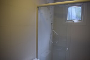 Escritorio, cortinas blackout, tabla de planchar con plancha y cunas 