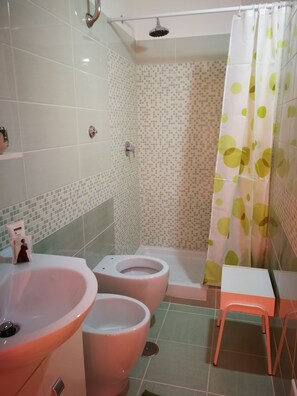 Deep soaking tub, rainfall showerhead, free toiletries, bidet - Il Sogno di Vincenzo e Maria (Centola)