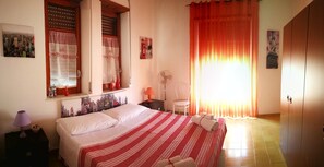 Kahden hengen huone (yksi tai kaksi sänkyä), terassi | Ylelliset vuodevaatteet, lisävuoteet, ilmainen Wi-Fi, vuodevaatteet