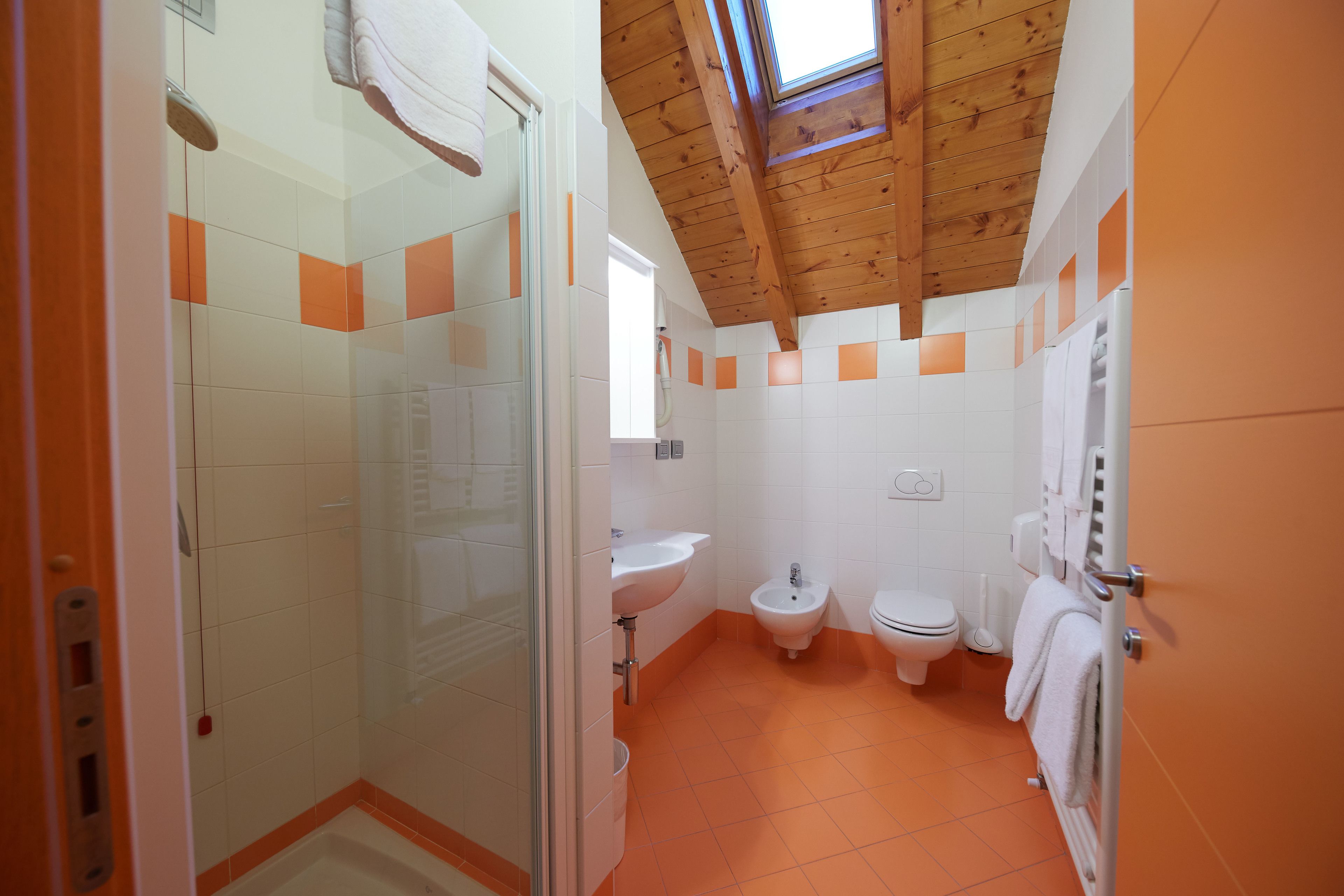 family quadruple room | bathroom | shower, free toiletries, bidet, towels