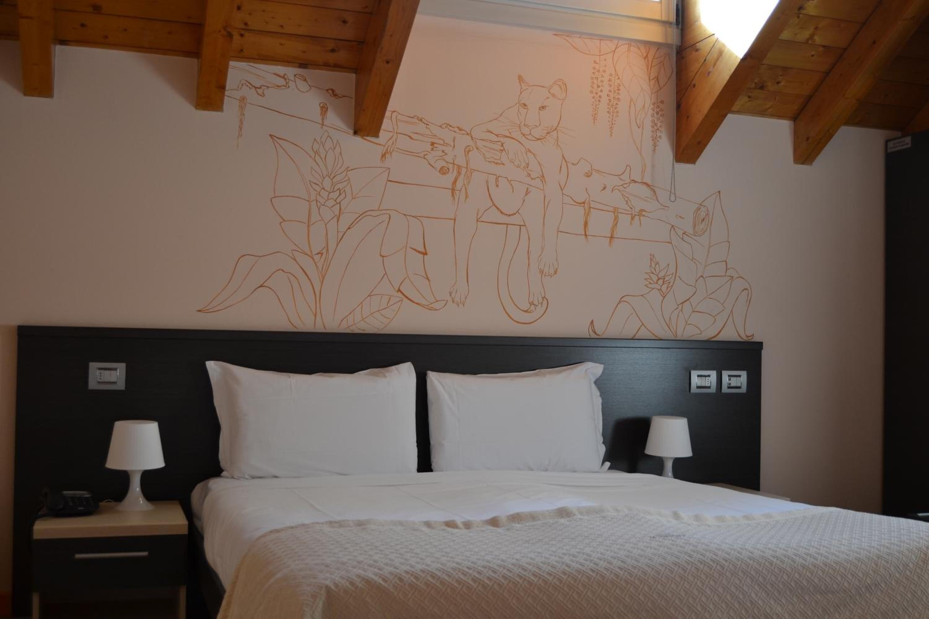 minibar, in-room safe, desk, free wifi