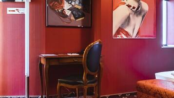 Hypo-allergenic bedding, desk, free WiFi, bed sheets