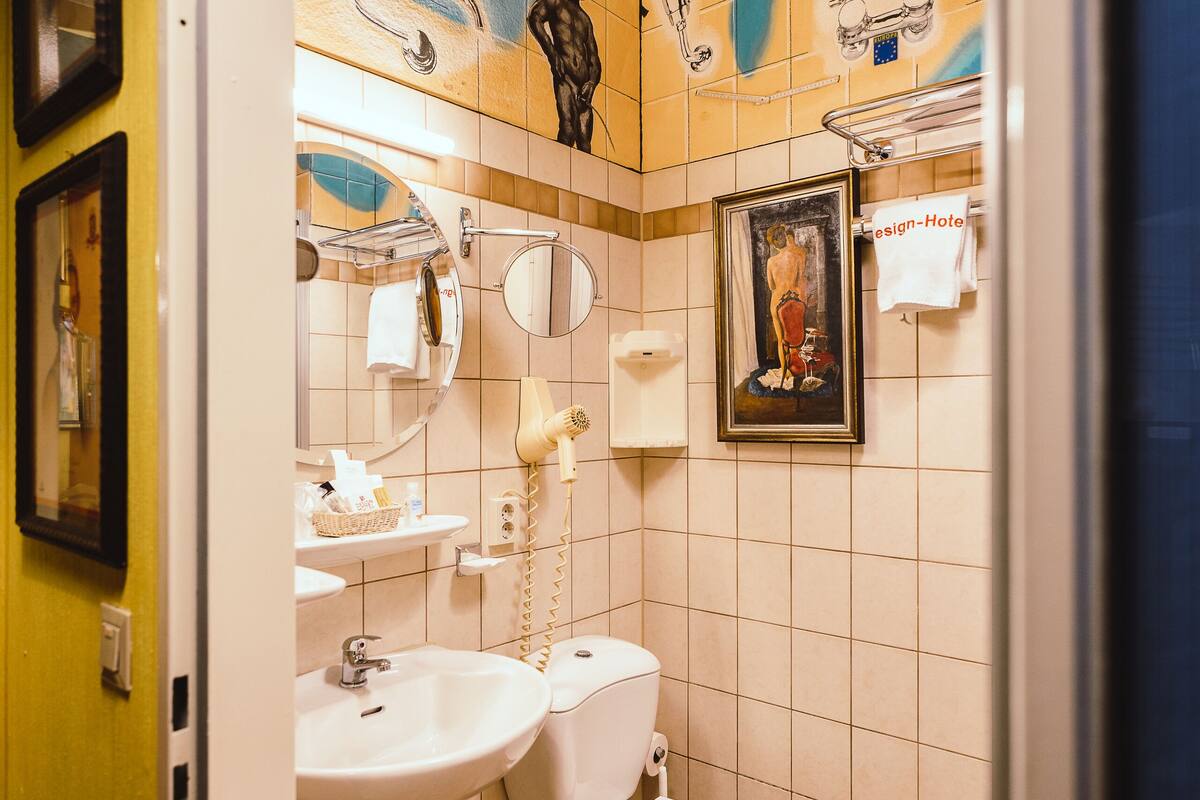 single room | bathroom | free toiletries, hair dryer, towels, soap