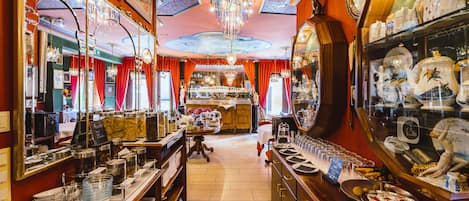 Desayuno buffet (EUR 10 por persona)