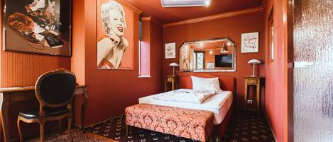 Hypo-allergenic bedding, desk, free WiFi, bed sheets