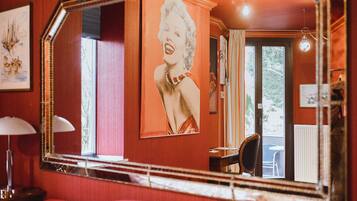 ダブルルーム | 低刺激性寝具、デスク、WiFi (無料)、ベッドシーツ