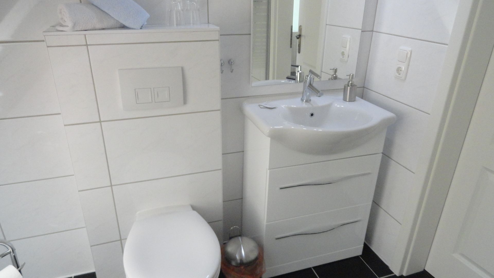 standard single room | bathroom | shower, free toiletries, hair dryer, towels