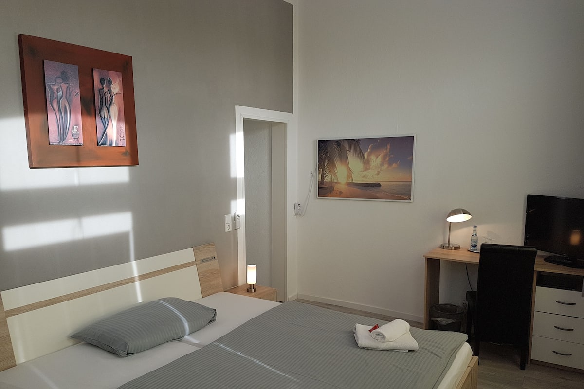 Hypo-allergenic bedding, minibar, desk, blackout curtains