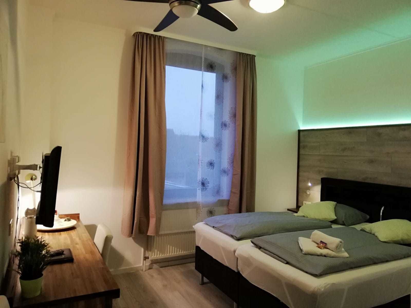 低刺激性寝具、ミニバー、デスク、遮光カーテン