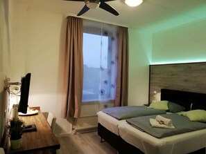 Allergikerbettwaren, Minibar, Schreibtisch, Verdunkelungsvorhänge