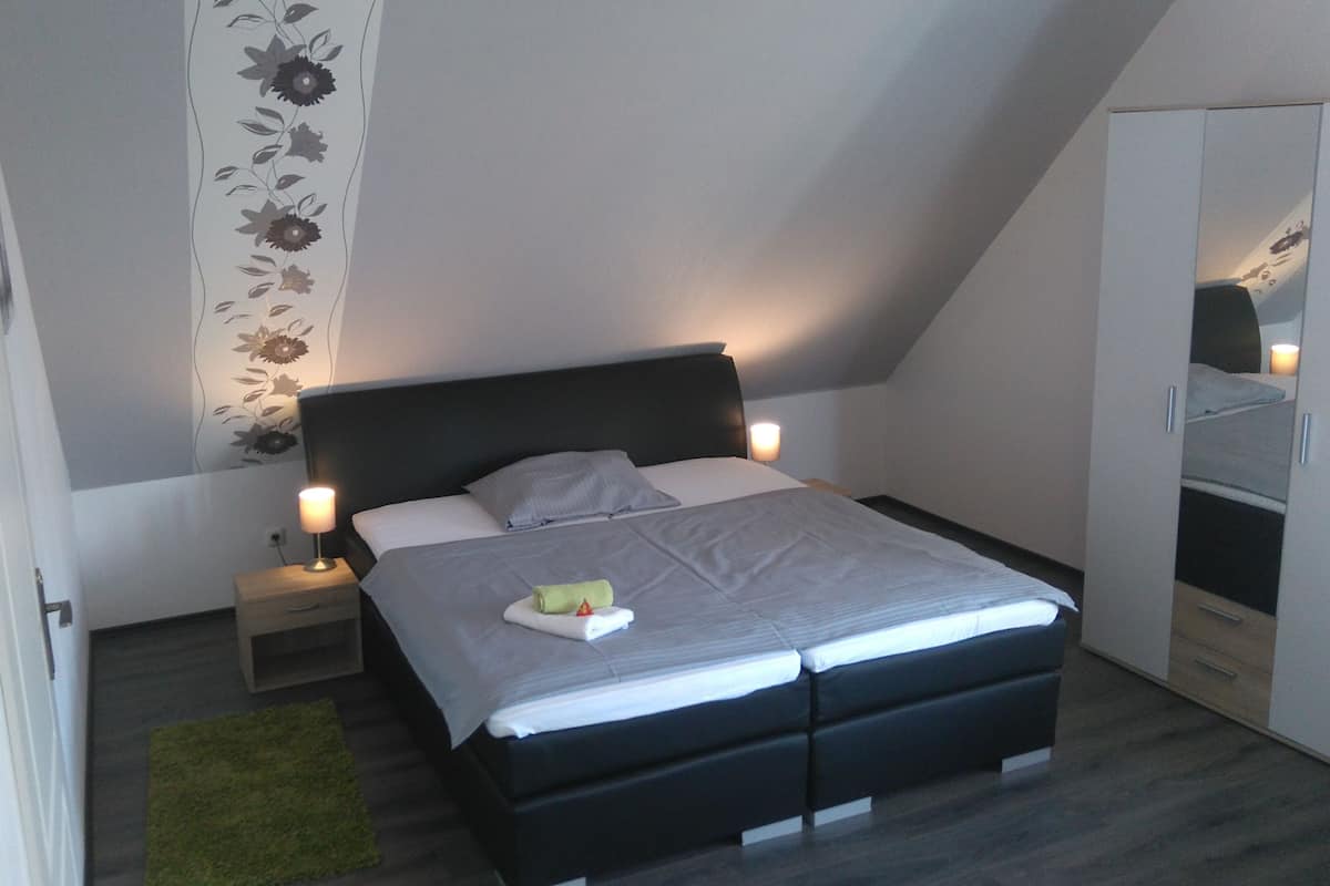Hypo-allergenic bedding, minibar, desk, blackout curtains