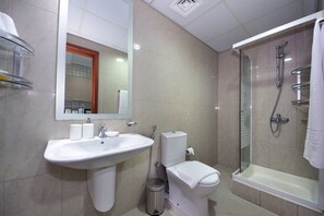 Studio | Bathroom | Shower, free toiletries, hair dryer, towels - Piks Key- Palace Tower 2 (Dubai)
