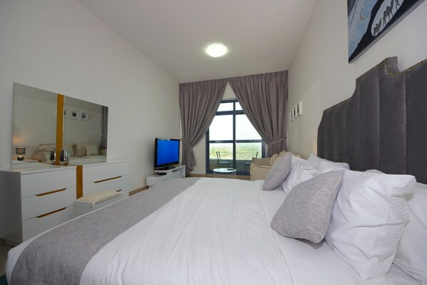 Studio | Blackout curtains, free cots/infant beds, rollaway beds, free WiFi - Piks Key- Palace Tower 2 (Dubai)