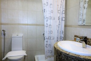 Apartment, 2 Bedrooms | Bathroom | Combined shower/tub, free toiletries, towels - Piks Key - Princess Tower (Dubai)