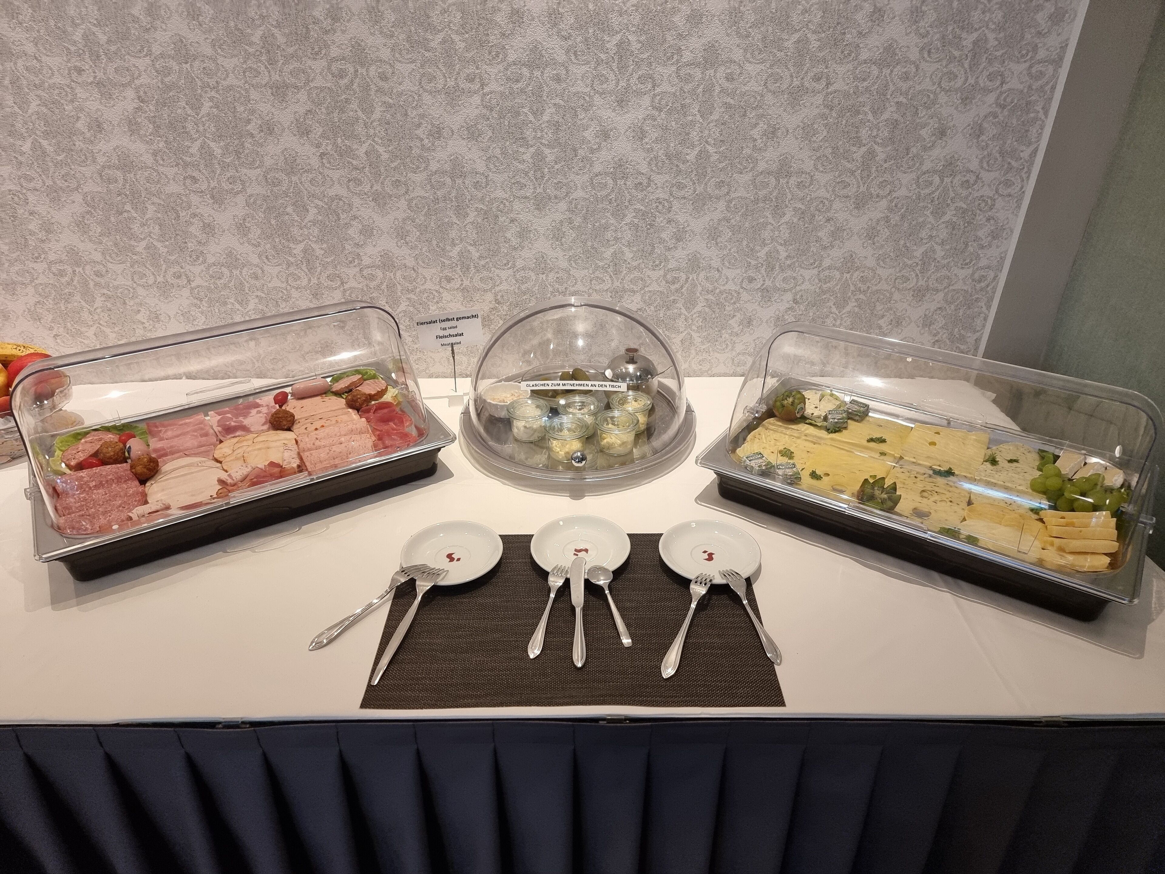 Tägliches Frühstücksbuffet (10 EUR pro Person)